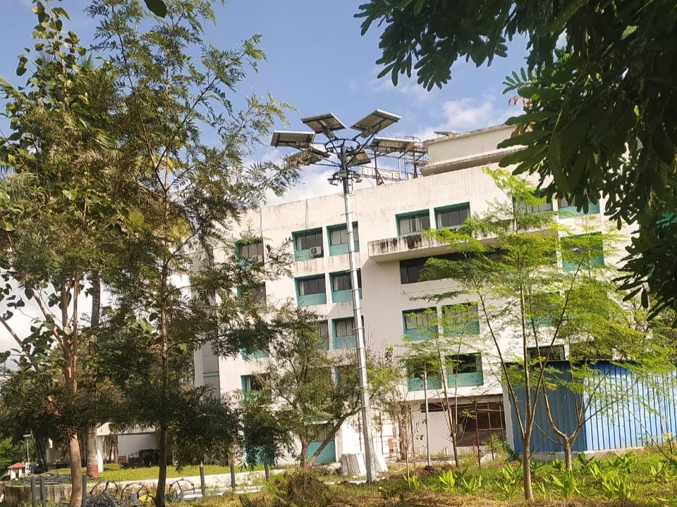 Solar Highmast light system installed at Nashik thumbnail 3