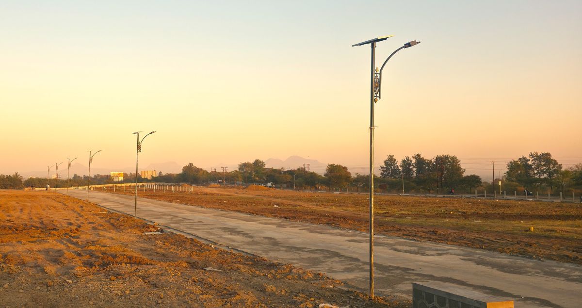 Decorative solar street light installation Nashik — Xeratech